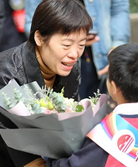 国际象棋世界冠军谢军走进东新幼儿园，传授讲解国际象棋知识。